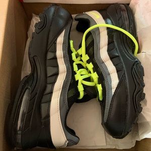 Size 1.5 AIRMAX W/ Size Small Nike Shirt